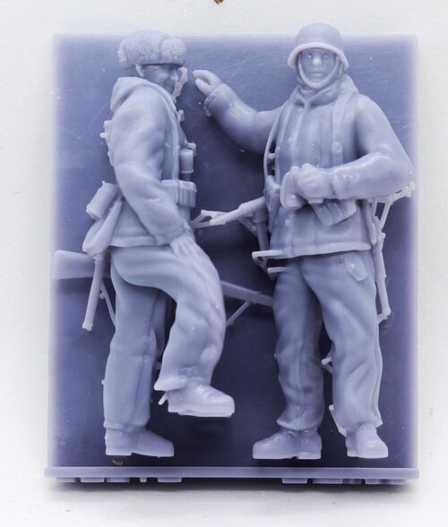 37017 German soldiers in winter uniform, set 1. 1/35 scale.