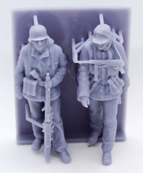 37018 German soldiers in winter uniform, set 2. 1/35 scale.