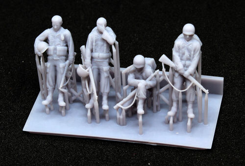 72418 Praying GI soldiers, 1/72 scale.