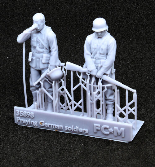 35898 German soldiers praying, 1/35 scale.