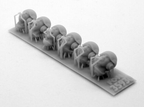 35930 Heads with CVCH tank crew helmet, 1/35 scale.