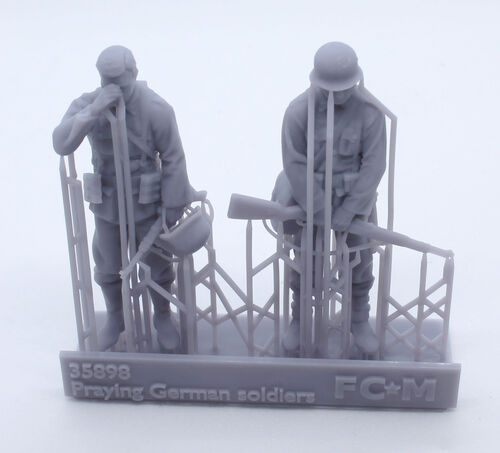 35898 German soldiers praying, 1/35 scale.