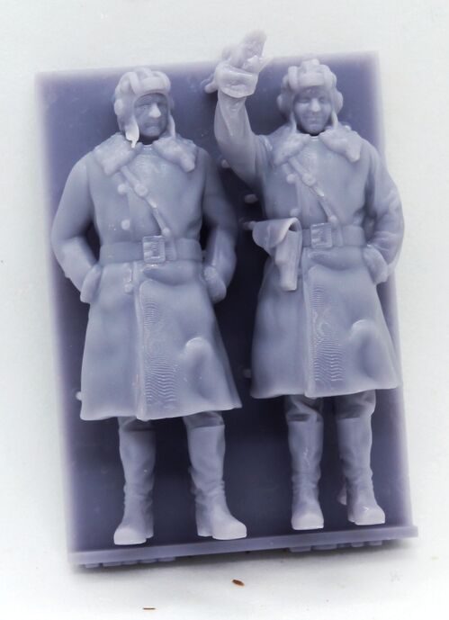 37009 Soviet tank crew in winter uniform WWII, set 2. 1/35 scale.