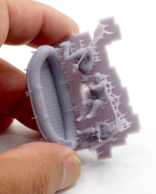 72671 German rubber boat & crew, 1/72 scale.