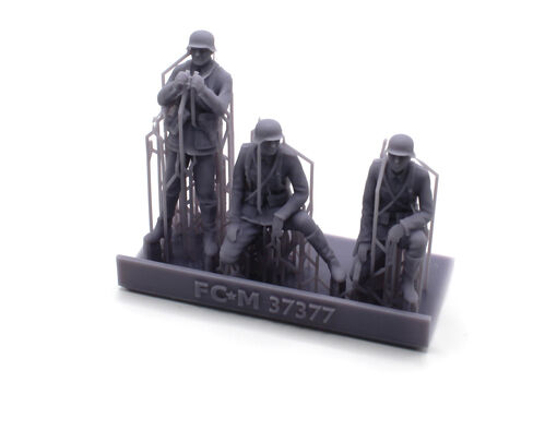 37377 Pak 40 crew, 1/35 scale.