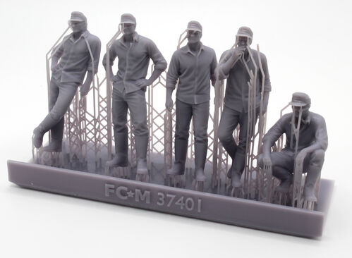 37401 German soldiers at rest, 1/35 scale.