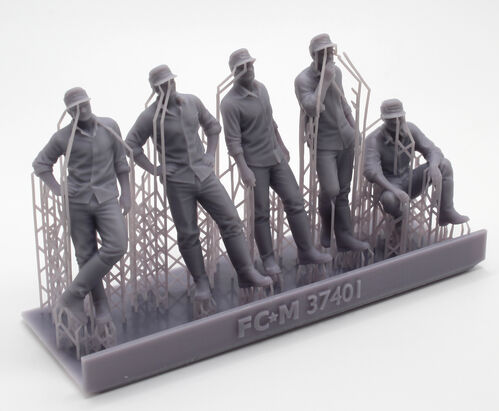 37401 German soldiers at rest, 1/35 scale.