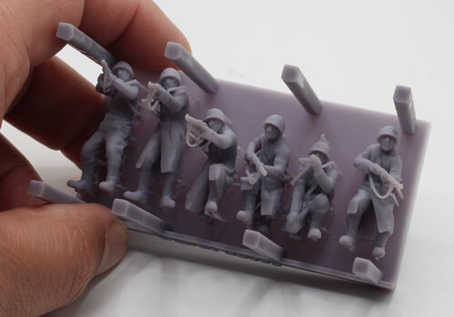 48656 Soviet soldiers WWII, 1/48 scale.